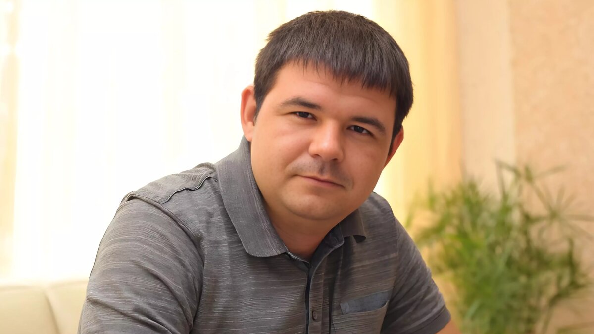     Под Киевом в поселке Чайки погиб помощник главнокомандующего ВСУ Валерия Залужного, майор Геннадий Частяков. В его доме раздался взрыв. Залужный заявил, что взрывное устройство было в одном из подарков на день рождения Чистякову. Официально причиной взрыва стало неосторожное обращение с боеприпасом.