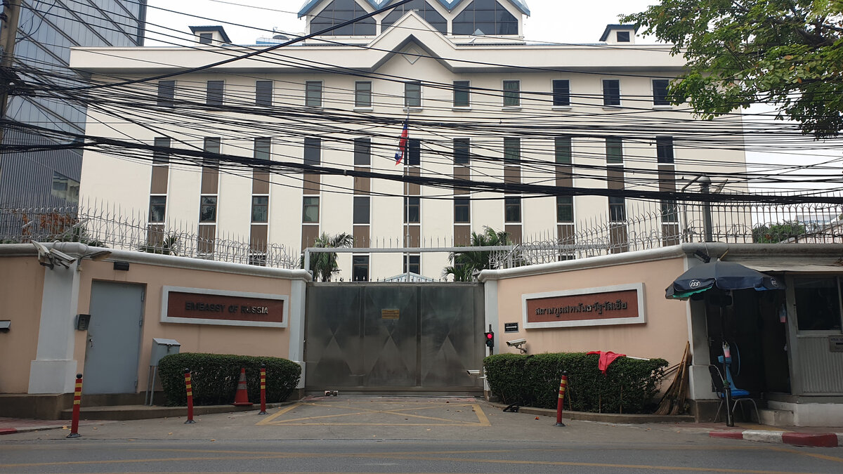 Наше посольство в Бангкоке. Если думаете, что все сурово выглядит как-то, так это вы еще посольство США в Бангкоке не видели просто 😄