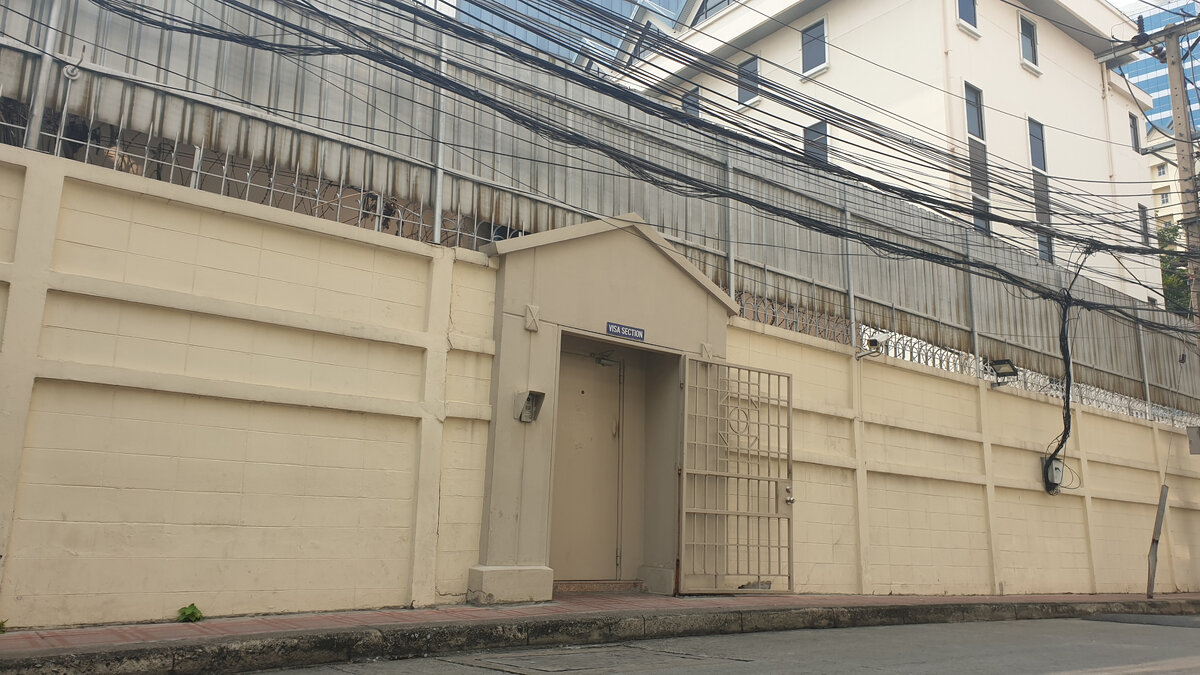 А вот тут находится вход в посольство для посетителей