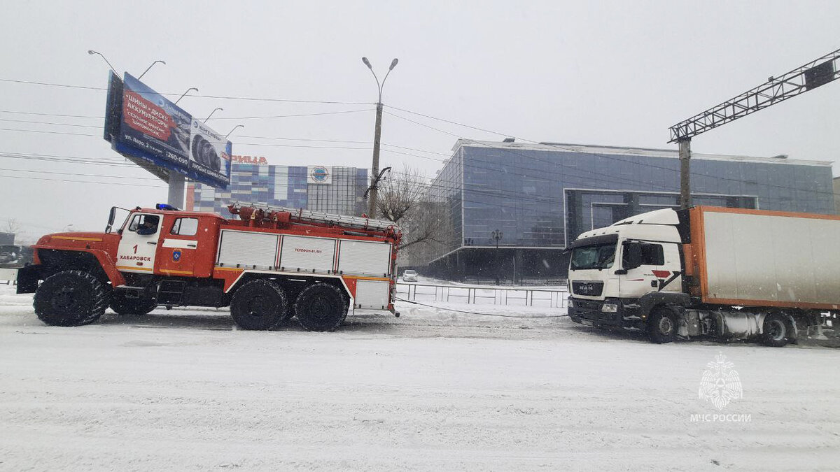 Спасатели и пожарные оказали помощь порядка 20 автомобилям в Хабаровске и  его пригороде во время циклона | ГУ МЧС России по Хабаровскому краю | Дзен