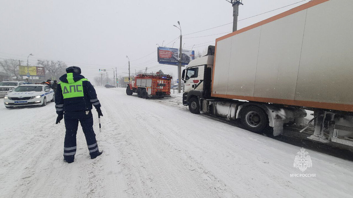 Спасатели и пожарные оказали помощь порядка 20 автомобилям в Хабаровске и  его пригороде во время циклона | ГУ МЧС России по Хабаровскому краю | Дзен