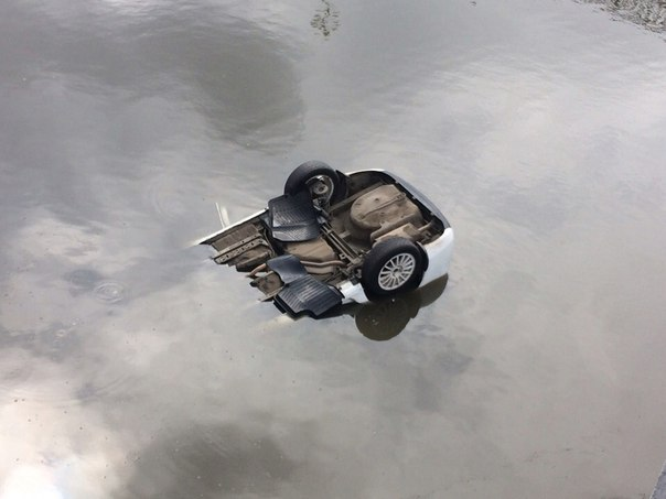 Только потом я обратил внимание, что в поисках сумки, девушка извлекла из салона и положила на днище машины плававшие там резиновые коврики. Практического смысла это не имело, но, видать, она была в шоке. 