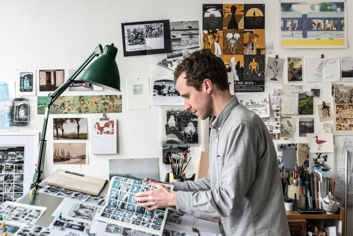 Джон листает «Королевство»