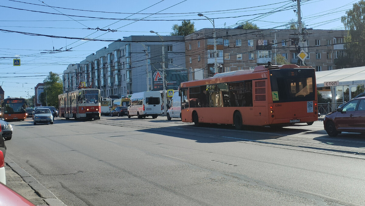 ул. Черняховского, автобусы МАЗ-203.085 и трамвай Tatra KT4SU