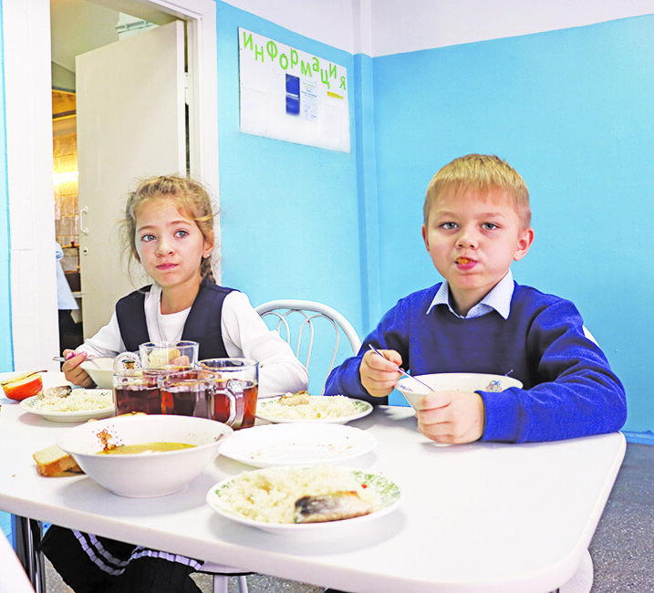 Первоклассники Таня Климчук и Денис Тарасов из Александровки