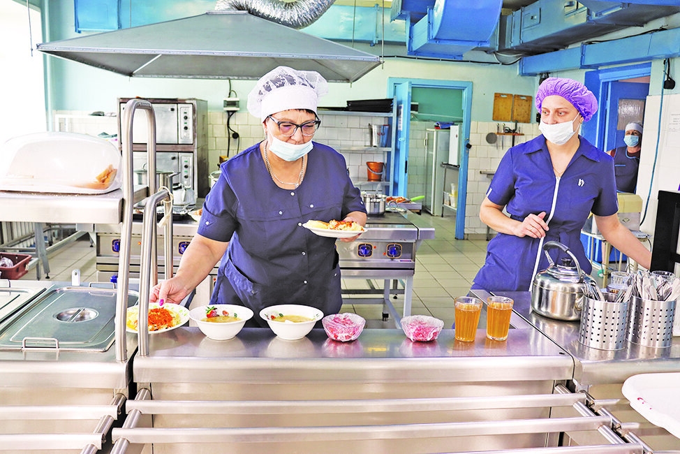 Повар Алена Срыбная готова накормить учеников гимназии.