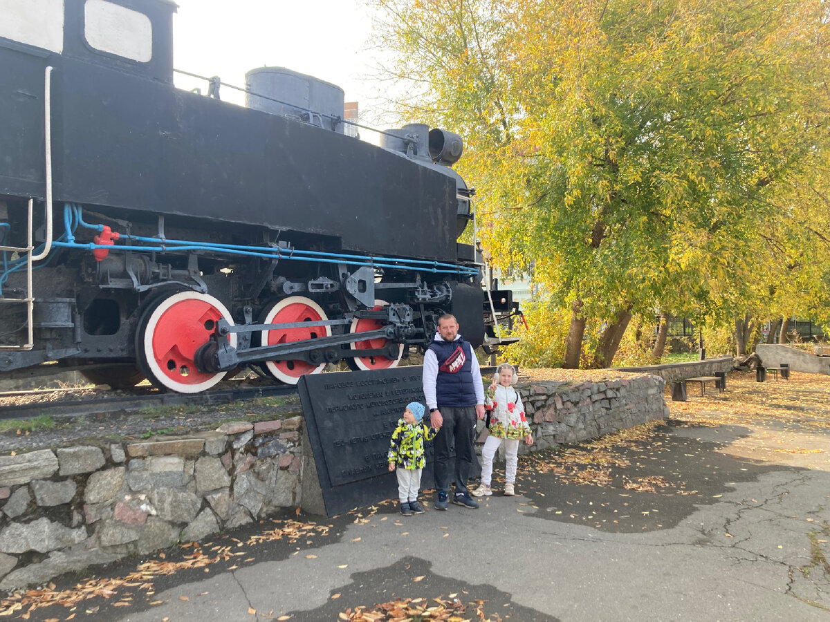 Редкое фото папы с детьми 😁