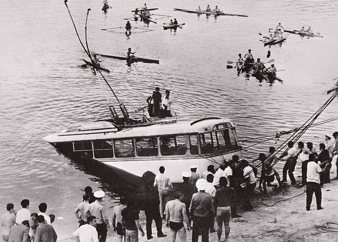 Кадр утонувшего троллейбуса в момент его извлечения из воды. Фото: "Комсомольская правда".