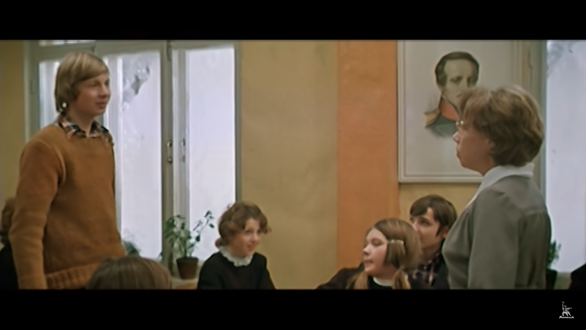 9Б разыгрывает учителя. Кадр из фильма "Розыгрыш" (1976), источник https://www.youtube.com/watch?v=aq1HEZThTvk