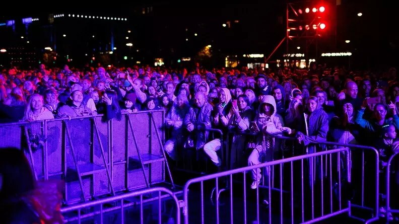     В Ставрополе во время выступления потерял сознание тиктокер и певец Xolidayboy, сообщили местные жители в соцсетях.