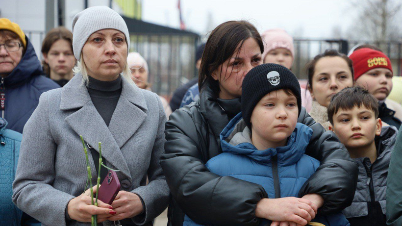    Открытие мемориальной доски в честь участника СВО Дмитрия Маршалова © Пресс-служба администрации г.о. Серпухов