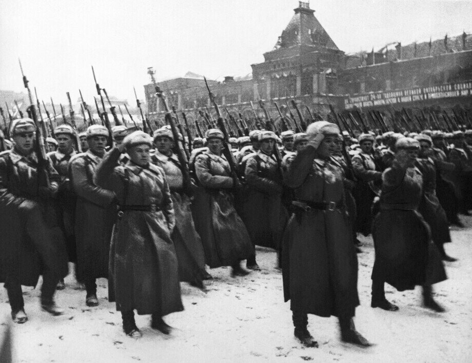 Парад на Красной площади 7 ноября 1941 года. Фото: Гурарий Самарий/ТАСС