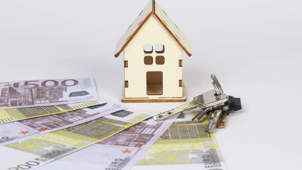 CC BY 2.0 / Marco Verch Professional Photographer / Tiny wooden house with keys and Euro banknotes
