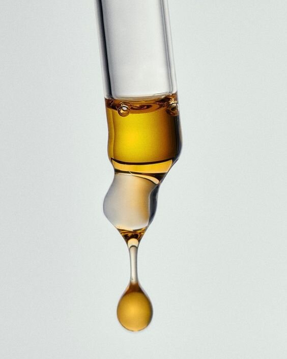 В состав масла виноградной косточки входит большое количество полиненасыщенных жиров и витаминов А и Е. Виноградное масло может выпускаться как в жидком виде, так и в капсулах. 