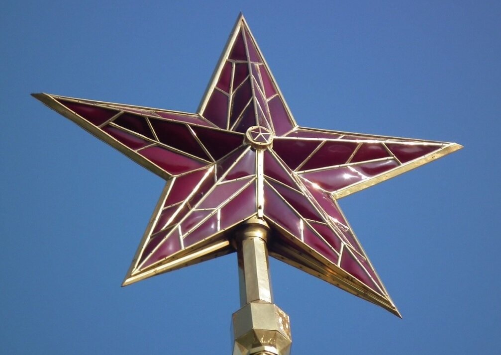Фото из интернета  с поиска по запросу "Звезды над Кремлём"