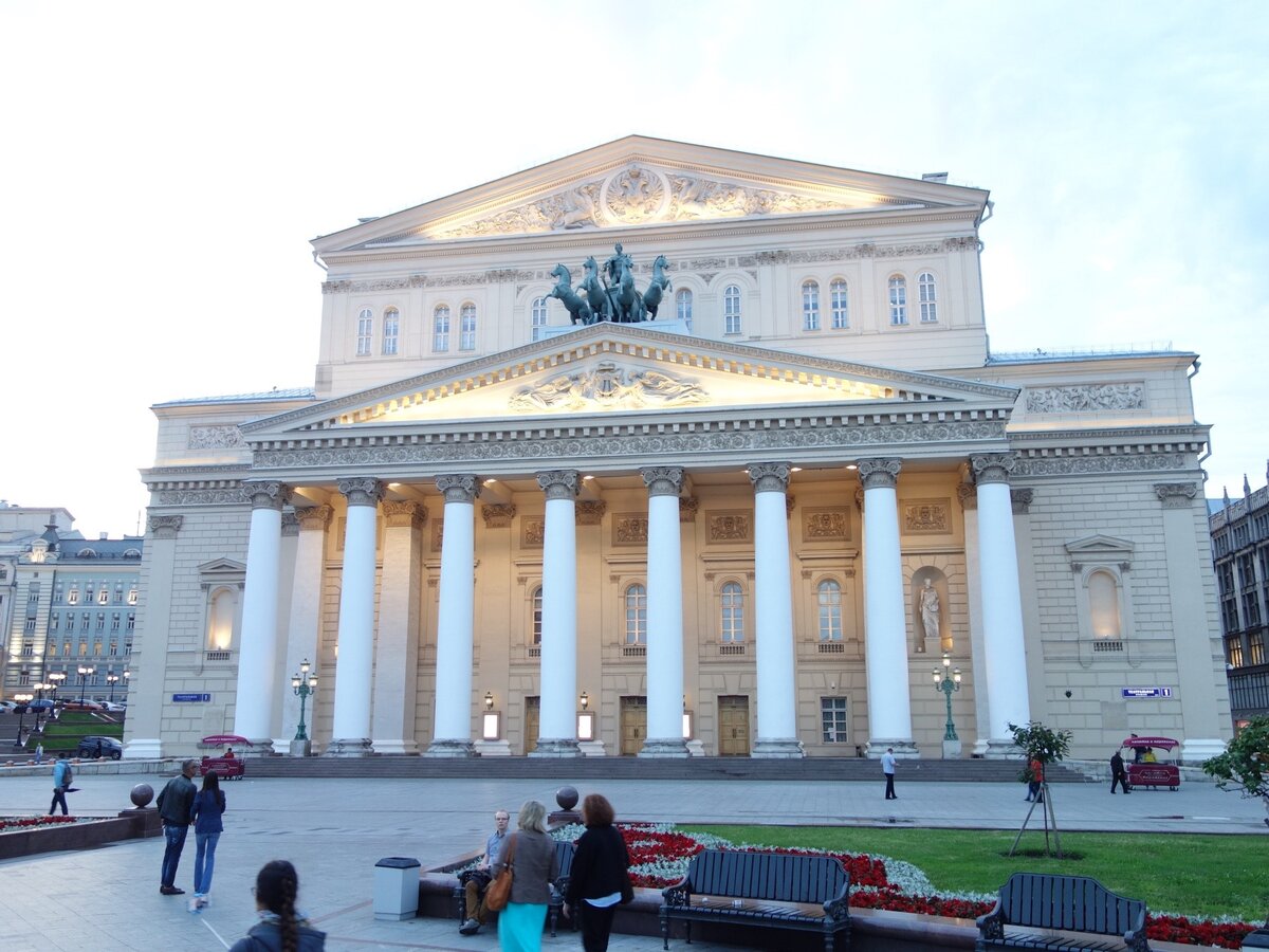 В каком театре работает