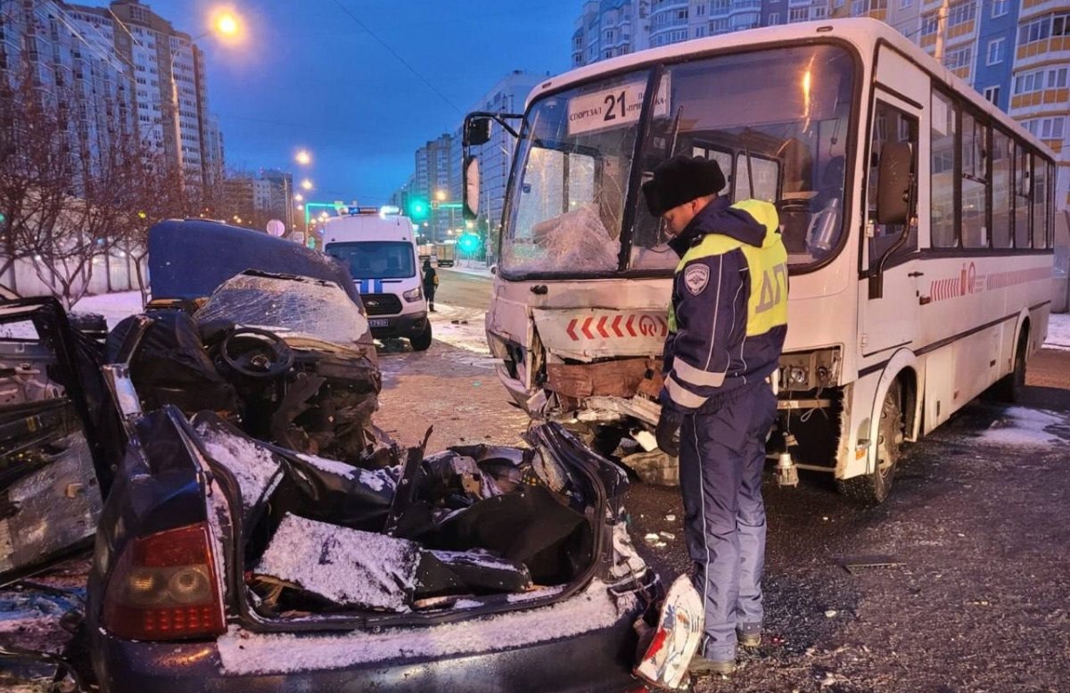    Легковушка превратилась в груду металлолома.