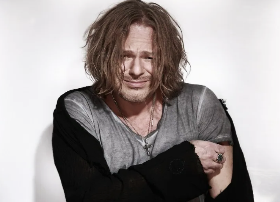 Популярный певец страдает от психического расстройства, вызванного успехом