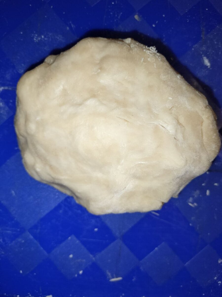 ПРИ РАСКАТЫВАНИИ, ТЕСТО НЕ ПРИЛИПАЕТ К СКАЛКЕ И К СТОЛУ