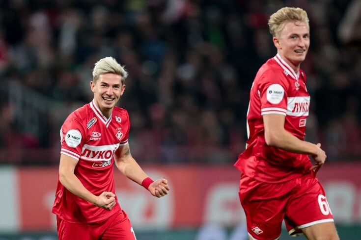 Нападающий «Спартака» Антон Зиньковский рассказал, что доволен тем, как развивается его карьера в московском клубе.

«На данный момент я доволен тем, как складывается карьера в «Спартаке». Но в любом случае есть что улучшать. Много моментов. Сейчас перестроилась схема, поэтому получается больше играть на моей родной позиции слева. Также мы с Квинси меняемся», — сказал Зиньковский в беседе с корреспондентом «Чемпионата» Ильёй Никульниковым.Зиньковский стал игроком «Спартака» летом 2022 года. К красно-белым российский футболист присоединился, перейдя из «Крыльев Советов». В нынешнем сезоне 27-летний воспитанник академии «Чертаново» провёл 13 матчей за «Спартак» в рамках Российской Премьер-Лиги и забил один гол — «Локомотиву» (1:1) в матче 14-го тура.