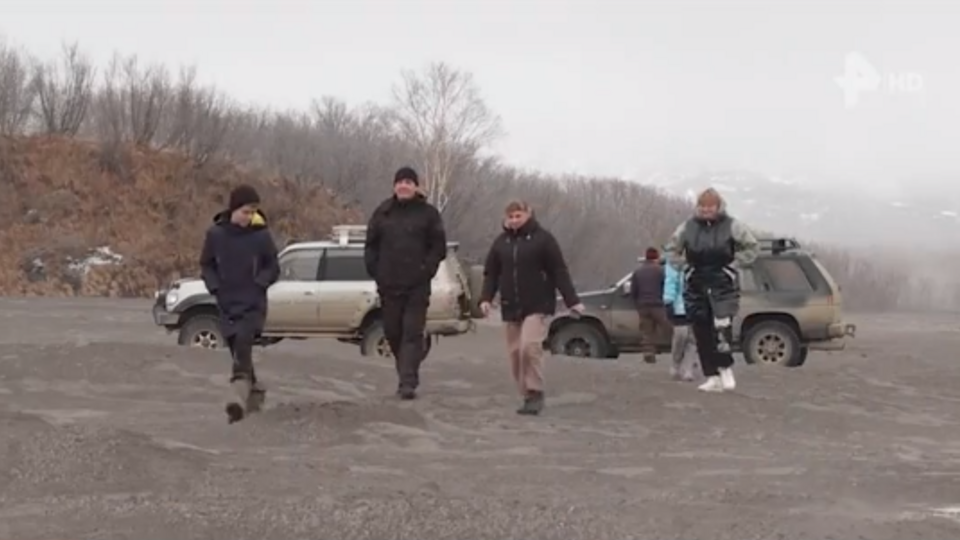   Последствия извержения камчатского вулкана Ключевской принимают новый масштаб. Его активность уже вызвала сход селей, которые размыли дороги.-2