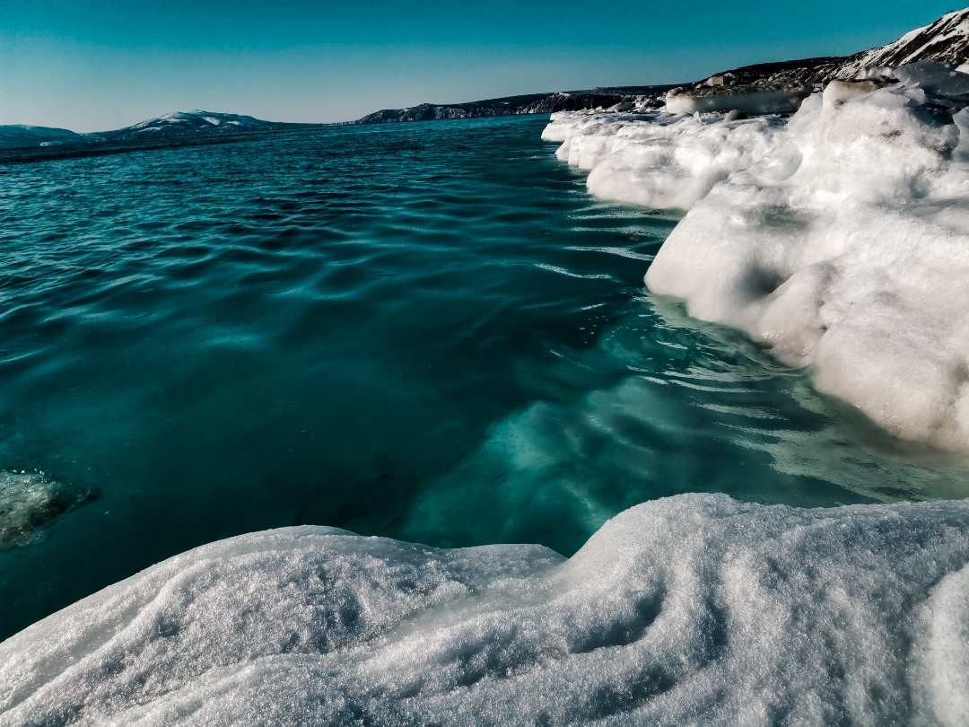 Охотское море. Охотское море под водой. Природные явления Охотского моря. Волна Охотское море.