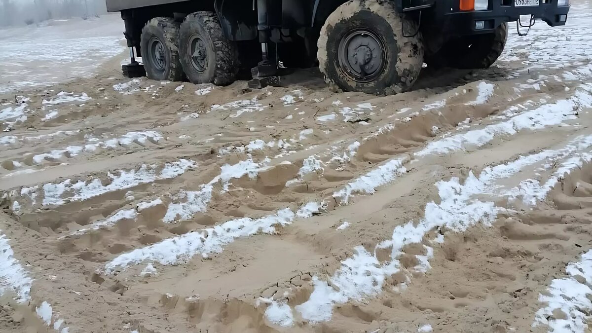     Жители Адмиралтейской Слободы на протяжении нескольких дней наблюдают неизвестные работы на берегу Казанки. Они верят, что в вечерние и ночные часы спецтехнику отправляют на территорию для благоустройства пляжа. Такая публикация появилась в Telegram-канале городской администрации.