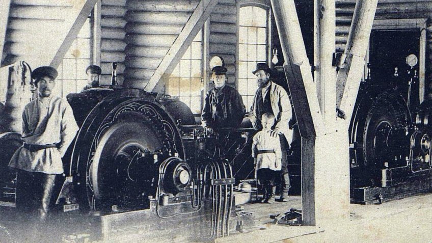 © В турбинном зале Ныгринской ГЭС, первой в Сибири