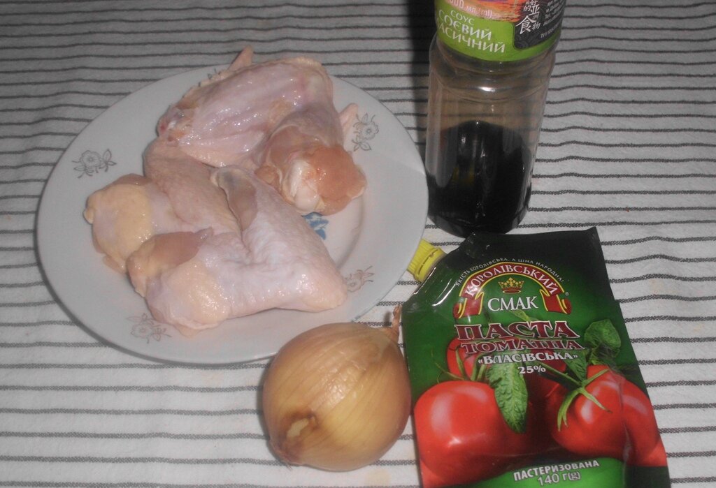 Продукты для приготовления куриных крыльев с соевым соусом, томатом и луком. Личное фото автора канала Житейская проза