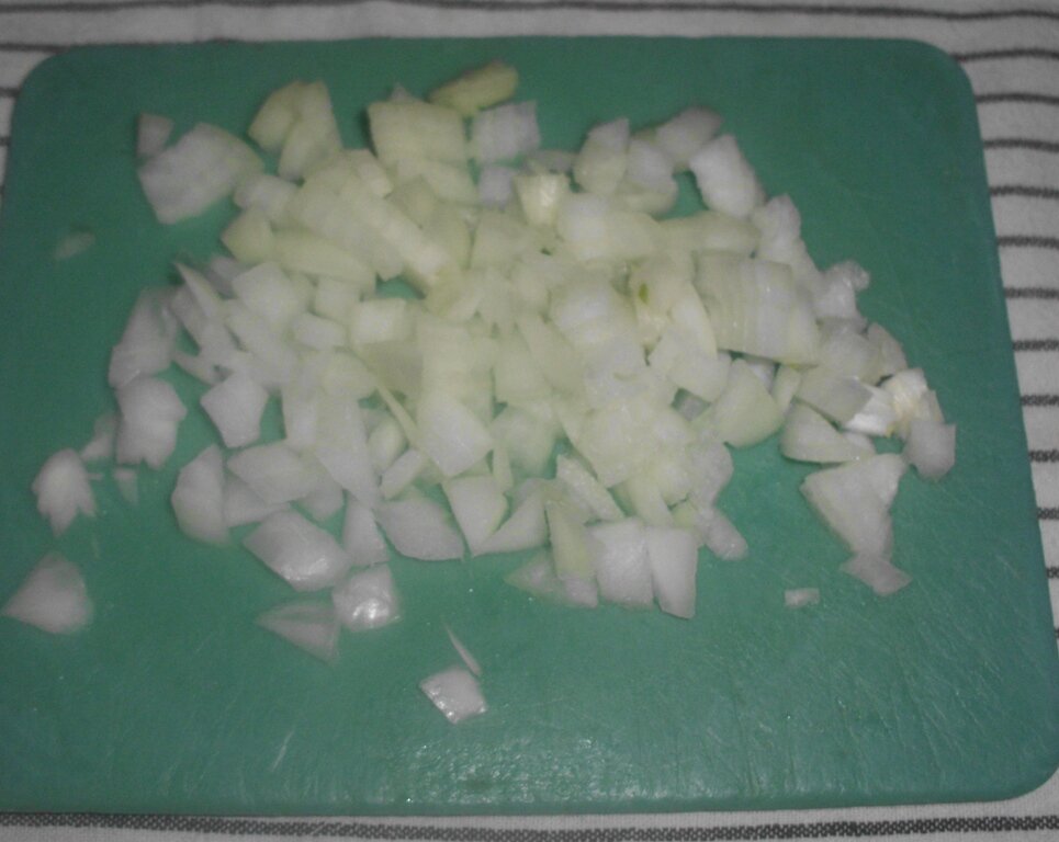 Нарезанная луковица на зеленой разделочной доске. Личное фото автора канала Житейская проза