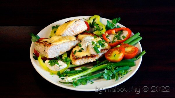 Стейк из индейки с ореховым соусом