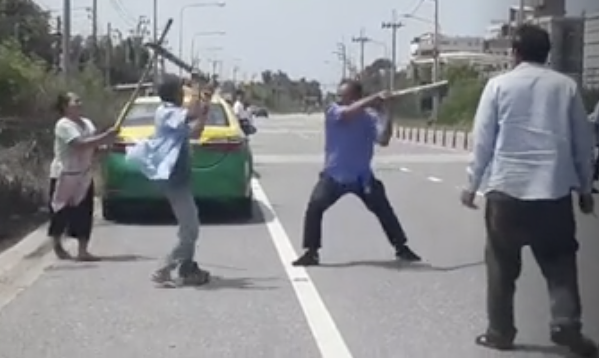 Тайский таксист дерётся на палках с пассажиром, тоже тайцем