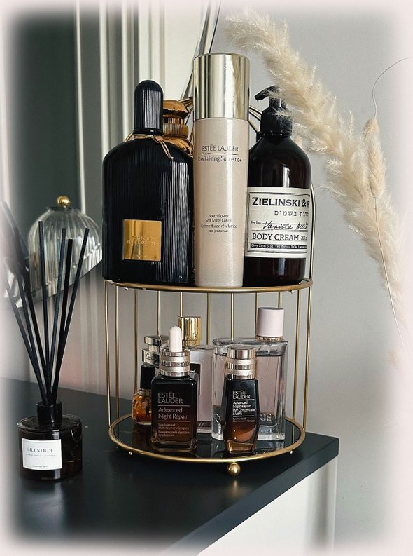    На фото: парфюмерная вода Black Orchid, Tom Ford; омолаживающий бальзам Revitalizing Supreme, мультифункциональная сыворотка, восстанавливающий концентрат — все от Estée Lauder; крем для тела Vanilla Blend, Zielinski&Rozen
