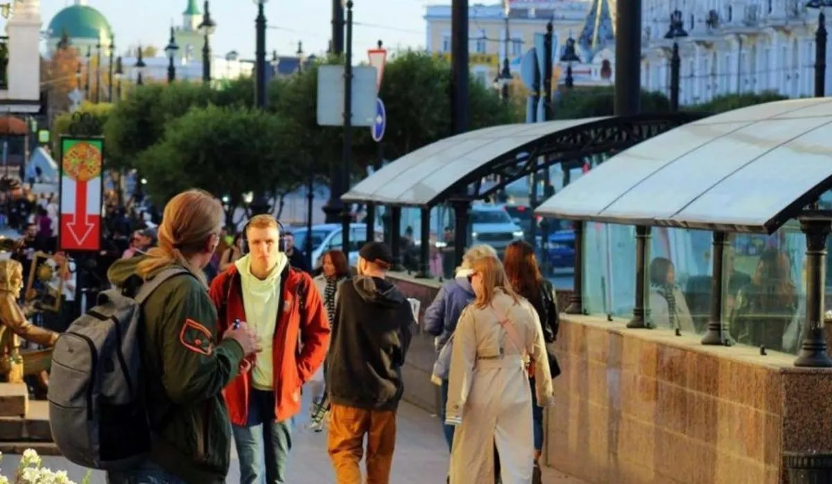 Люди гуляют на улице Омска. Источник: om1.ru Автор фото: Юлия Майстренко