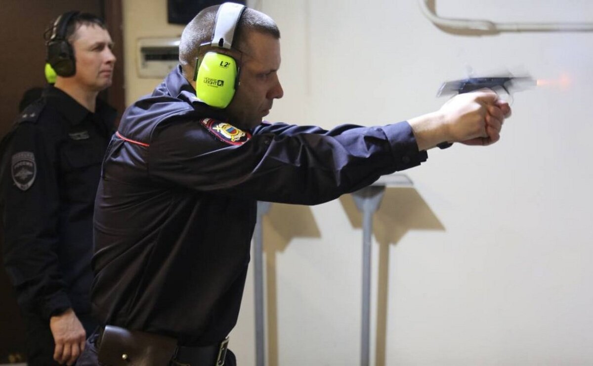 На лыжах, а потом стрелять. Служебное двоеборье....