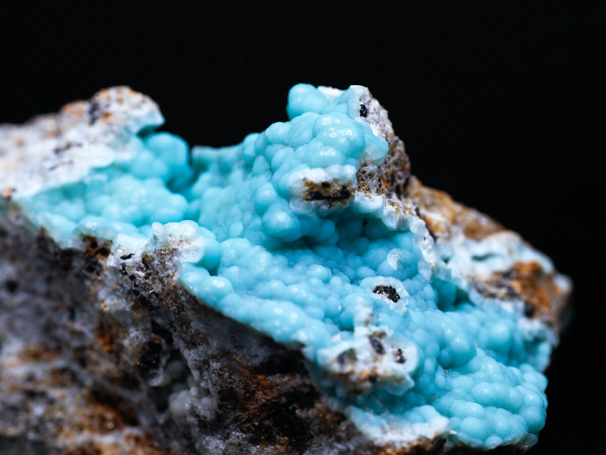 Голубой штаффелит. Такой насыщенный цвет и именно оттенок является большой редкостью. 