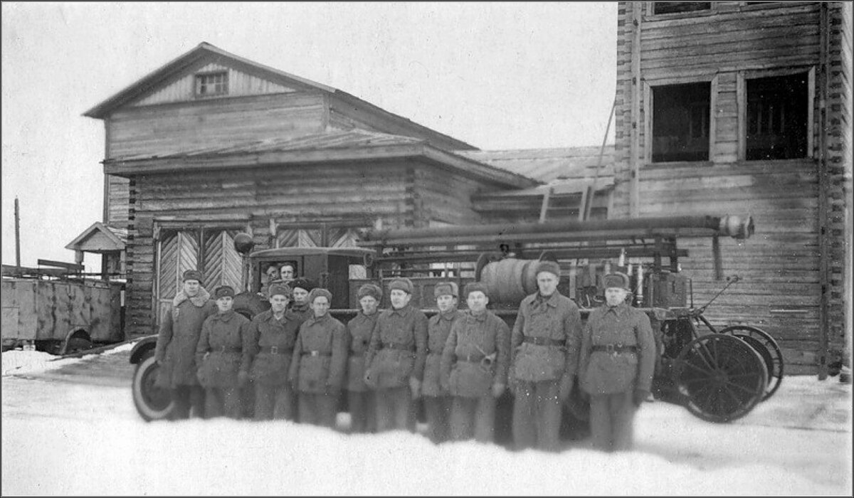 г.Молотовск. ПЧ( пожарная часть) пост второго участка, 7- ой городской пожарной команды.Справа первый мой отец.