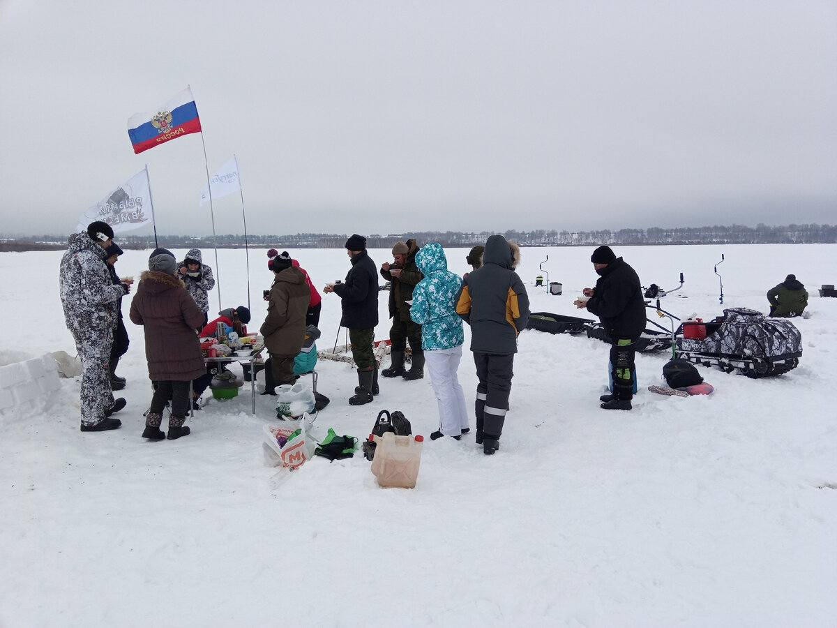 Угощаемся ухой приготовленной на льду