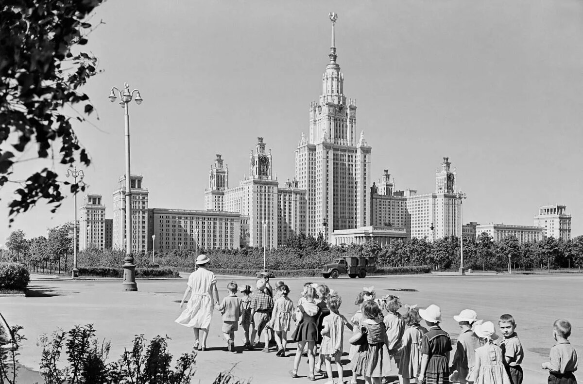 1950 е годы. Москва МГУ 1960. Сталинские высотки МГУ 1950. МГУ им. м.в. Ломоносова на Ленинских горах СССР. Здание МГУ 1950.