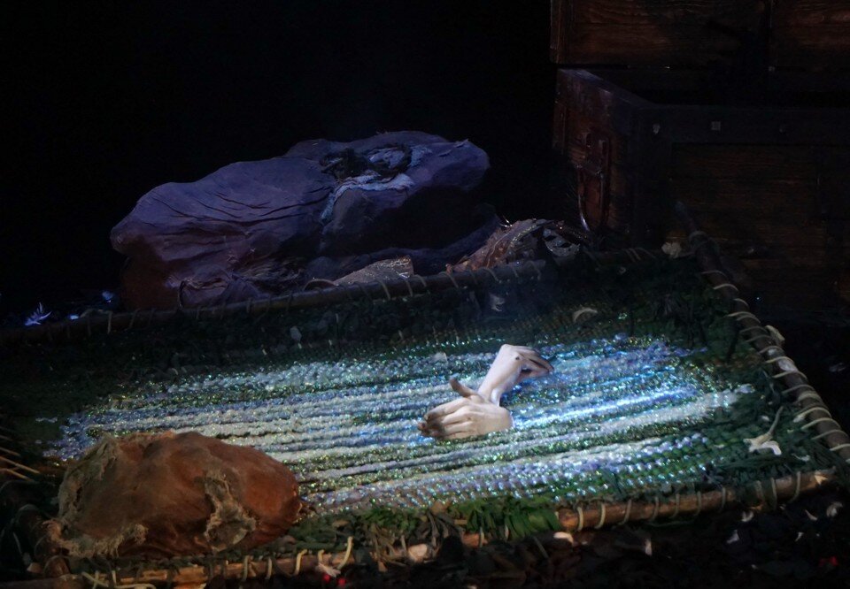    Уточку имитируют руки актрисы Татьяна ПОДЪЯБЛОНСКАЯ