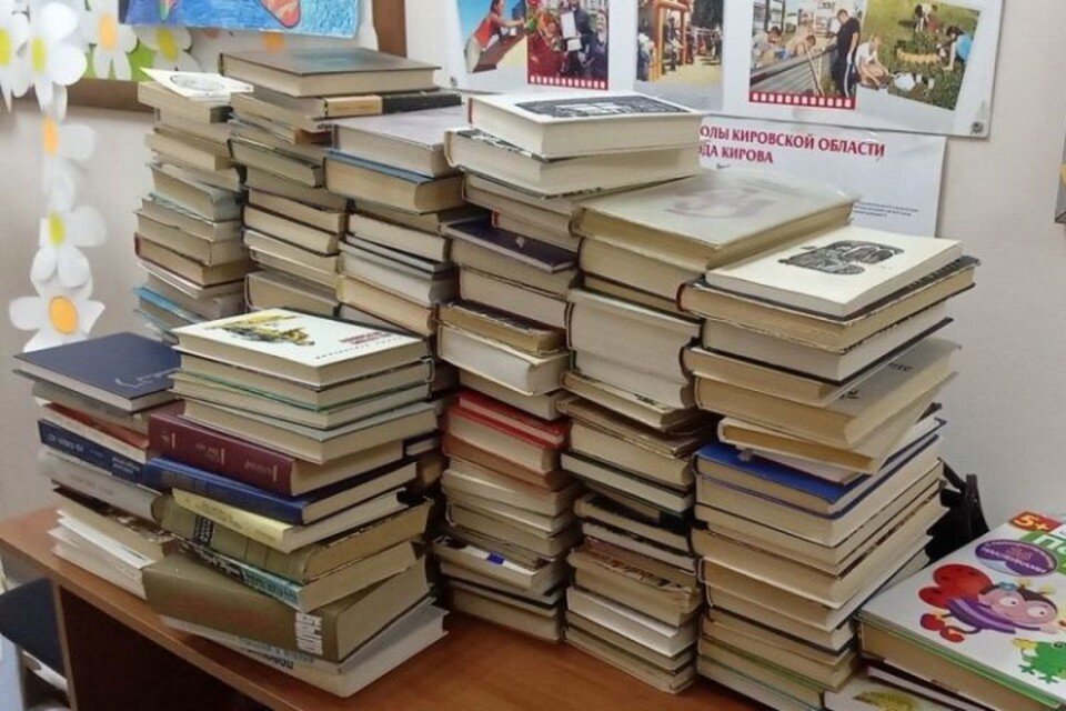    Книги передадут в городские и сельские библиотеки. Фото: киров.рф