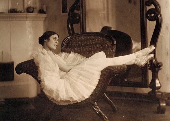 Лиля обожала фотосесси, можно увидеть, как она именно любуется собой. Своими ручками, ножками, глазами
