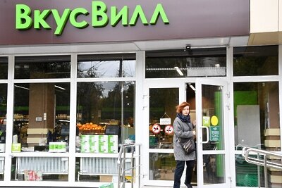    Женщина выходит из сетевого магазина продуктов питания «ВкусВилл». ©Илья Питалев РИА Новости