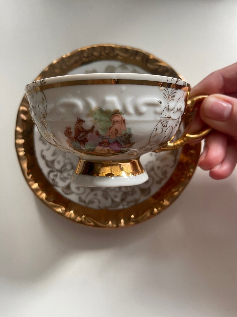 Мне в наследство досталась вот такая чайная пара из немецкого фарфора прошлого века