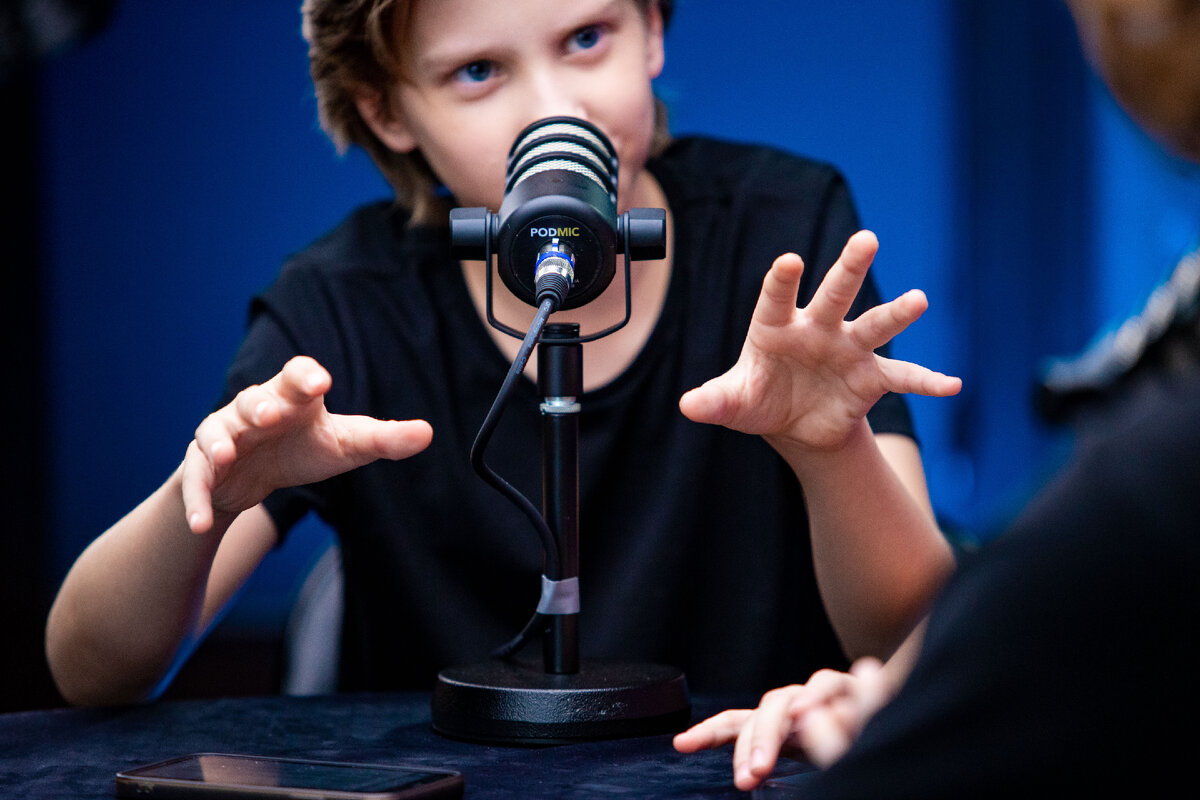 Митя Жиров - ведущий сарафан шоу на съёмках проекта