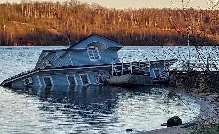     Затонувший дебаркадер в Плесе обследовал водолаз