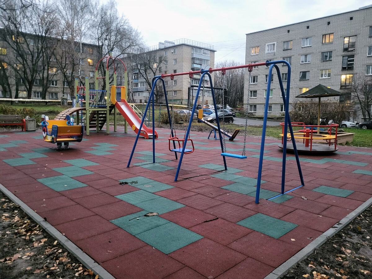 Детская площадка в микрорайоне Строитель. Фото Вячеслава Астафьева