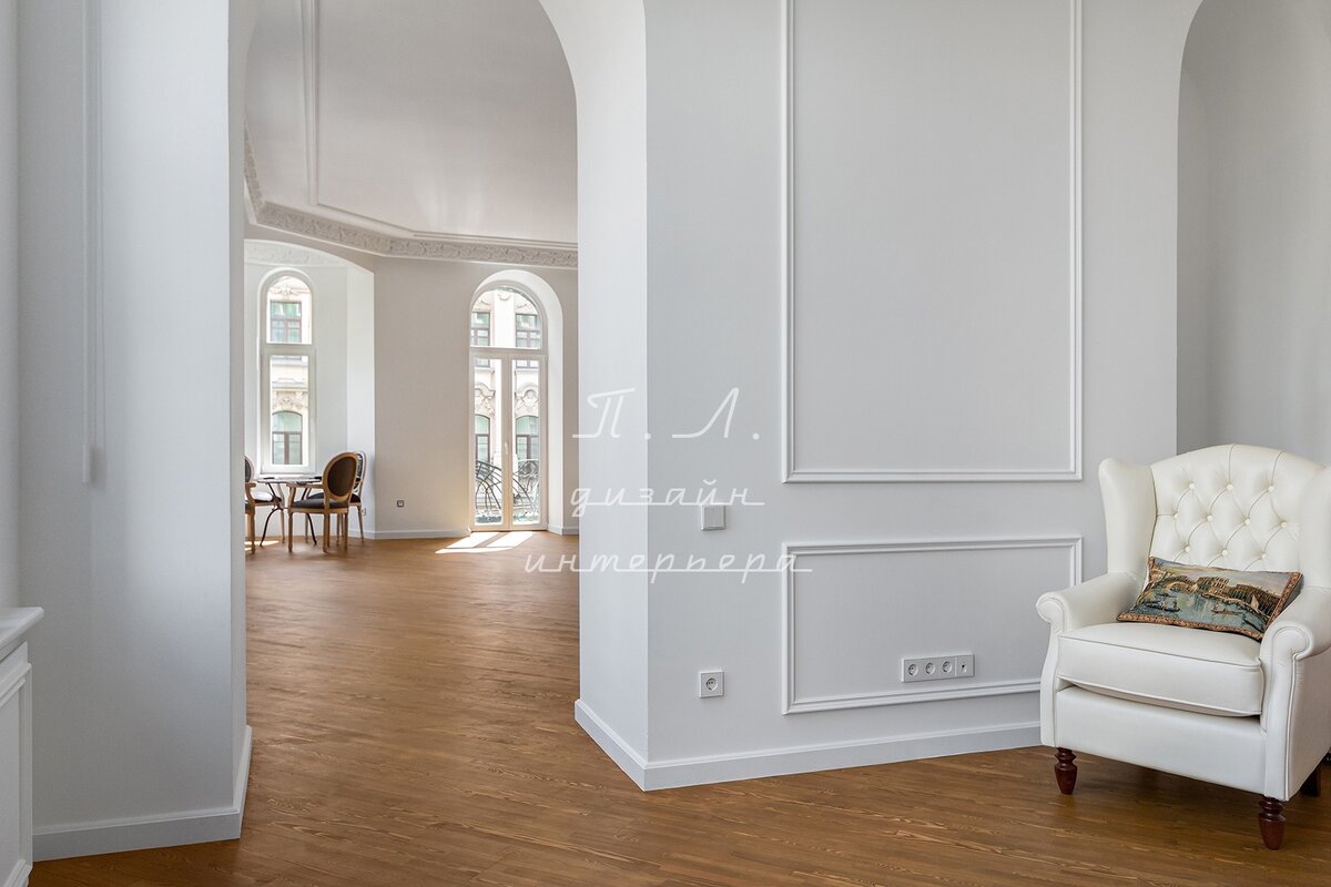 Вид из кабинета в дизайнерскую гостиную с эркером