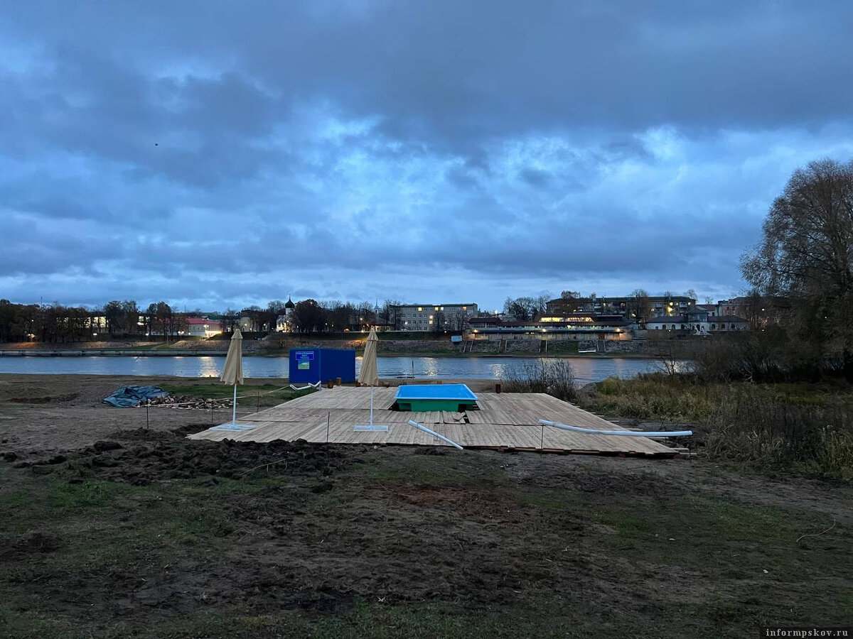 Псковский городской пляж приводят в порядок
