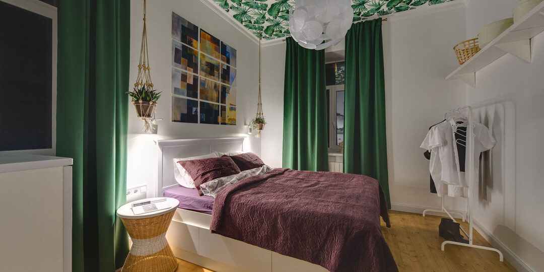 Обои на потолке и 7 одобренных дизайнерами вариантов их использования